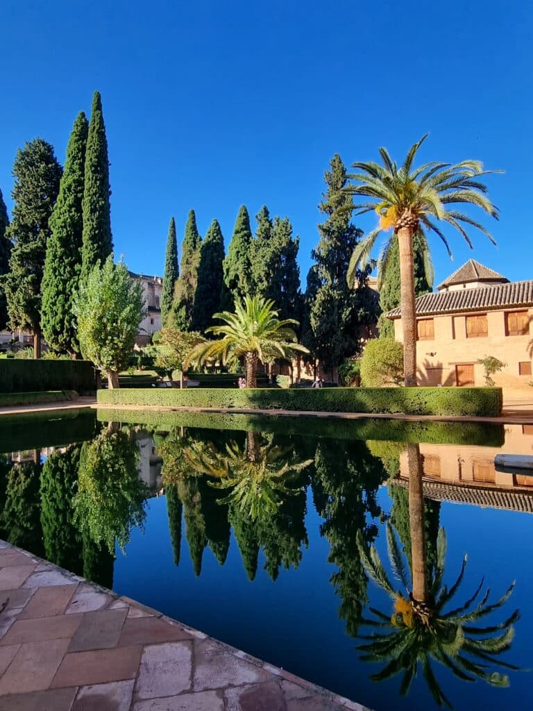 Les jardins du palais de Alhambra à Grenade